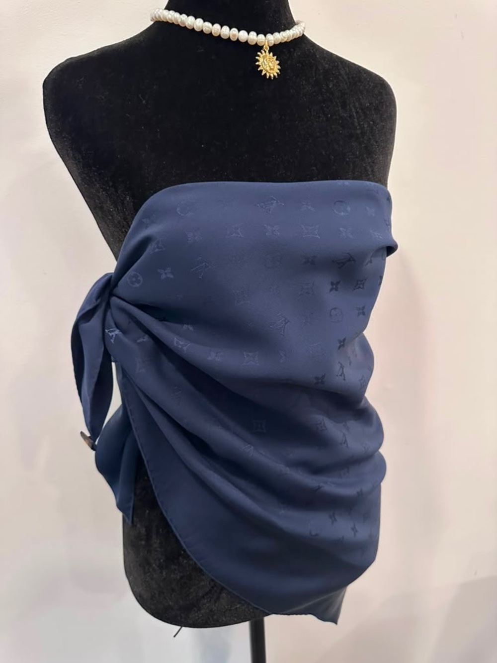 Louis Vuitton Silk Scarf Navy Hand Rolled Made in France - Picture 4 of 7
